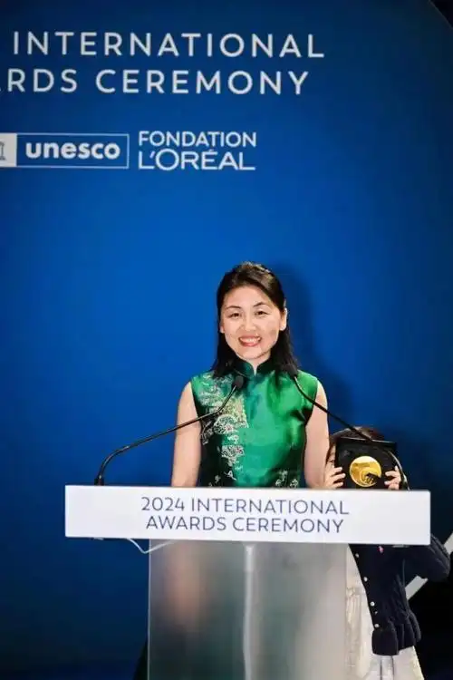 颜宁再获大奖!身着深圳设计师服装亮相