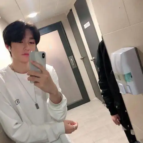 男爱豆对镜自拍大比拼