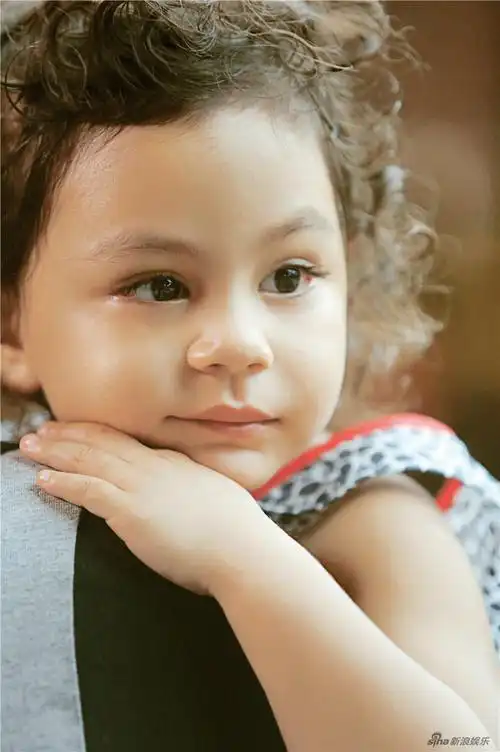 行走的洋娃娃霓娜可爱卷发睫毛逆天 捂嘴偷笑擦小脚丫