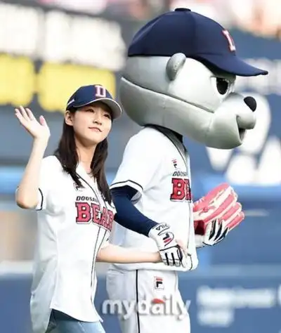 组图:17岁金赛纶为棒球比赛开球 身材修长气质清秀