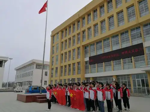 新团员向老团员学习如何敬礼和佩戴团徽.