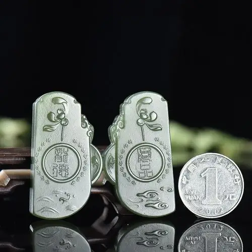 由玉雕名家玉雕师精选青海和田玉雕刻而成,此作品从外观设计,手工雕