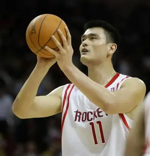 姚明是中国篮球运动员的代表人物,也是中国体育界的重要人物之一.他2.