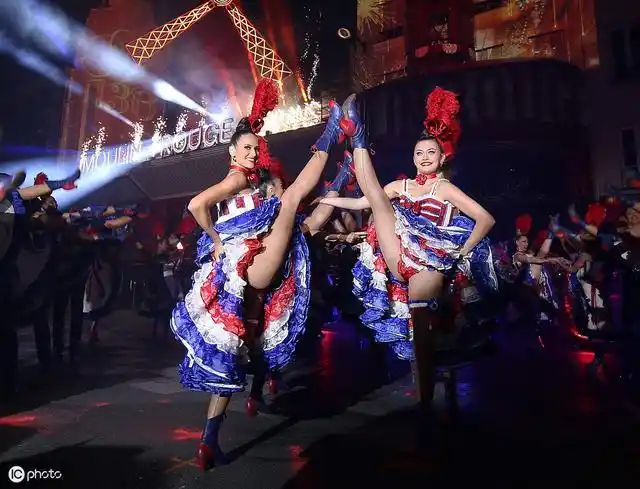 法国巴黎红磨坊130周年庆典 一场完美的声光秀