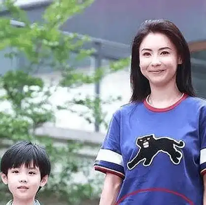 张柏芝带孩子回娘家,外公抱着第三胎小王子,无意暴露长相