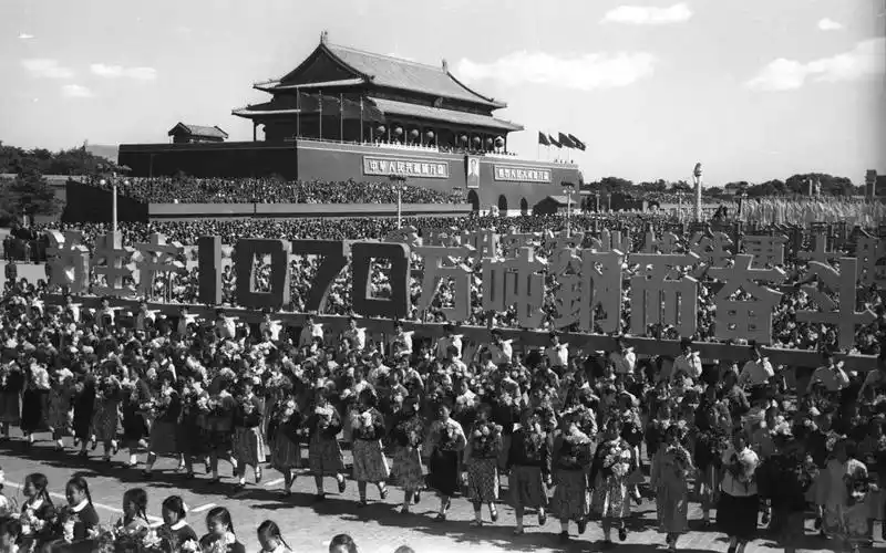 1956年——阅兵式在大雨中进行这是新中国成立后唯一一次雨中阅兵参加