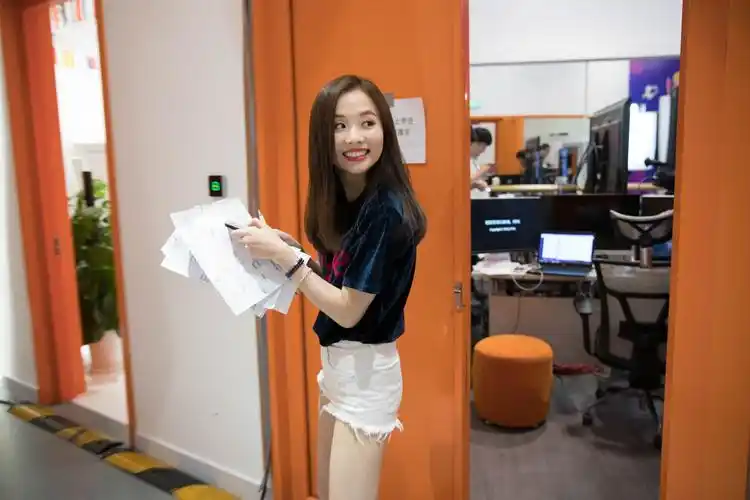 谁说女生都是伪球迷 这个美女解说员用实力折服韩乔生