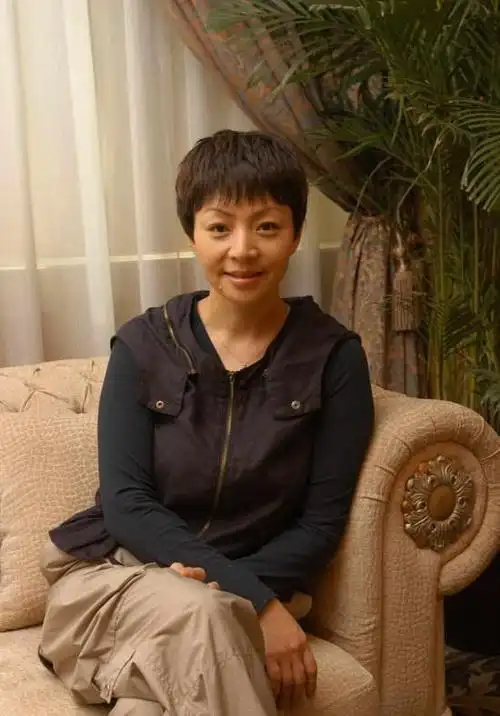 曝宋丹丹每天逛日坛公园多套千万豪宅曝光留寸头面容西像男性