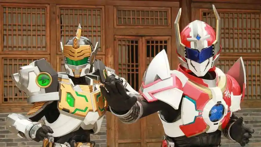 也就是众所周知的"话费侠"所以,金刚铠甲的关注度也就没有刑天和飞影