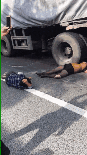 路边女子谈笑风生却不知危险降临,下一幕被人开车蓄意撞飞!