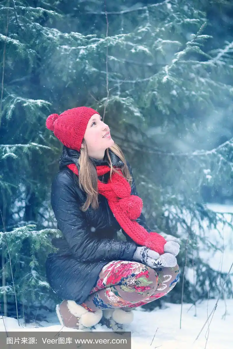 女人手捧雪的自然
