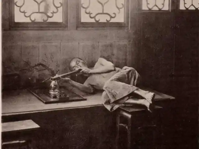 明朝鸦片还很昂贵,为何清朝时连穷人都买得起?与一个馊主意有关