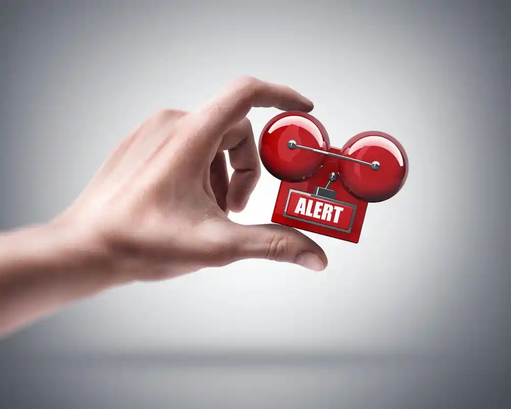 手中拿着红色的警钟