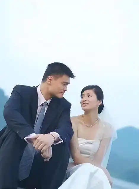 姚明母亲方凤娣曾是女篮队长身高1米88定居美国给姚明带女儿