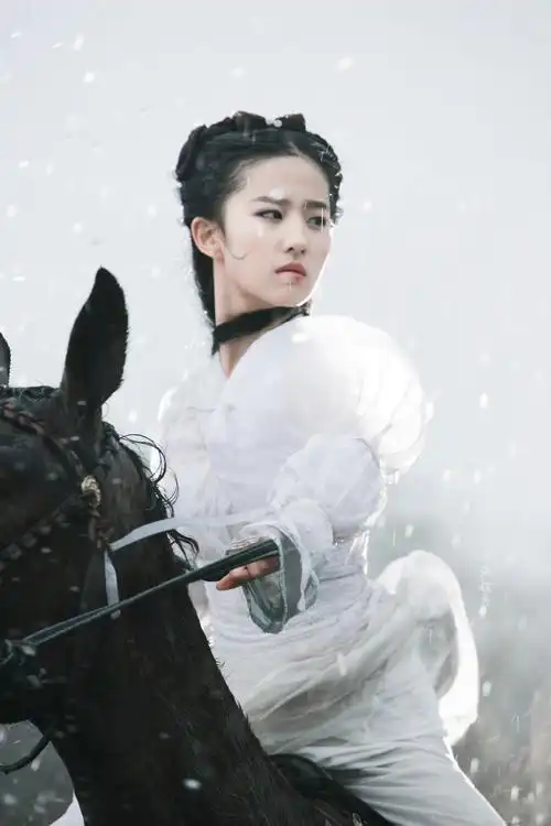 雨中一袭白衣骑马,神仙姐姐出尘脱俗,仙气逼人