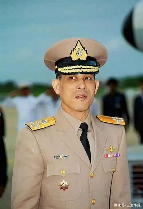 泰王玛哈罕见踢足球,一人带球无人敢抢,霸道范吸引影视圈美少女