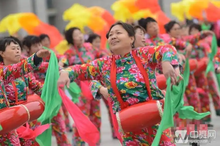 五千名大妈当街斗舞 广场舞再创辉煌