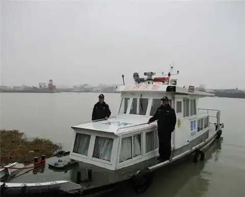 突发事件 冒雨处置水警大队在淮安船闸上,下游,运东