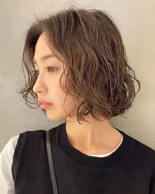 长度在下巴和肩膀之间的我们称之为中发,这种发型很是百变时尚,也是深