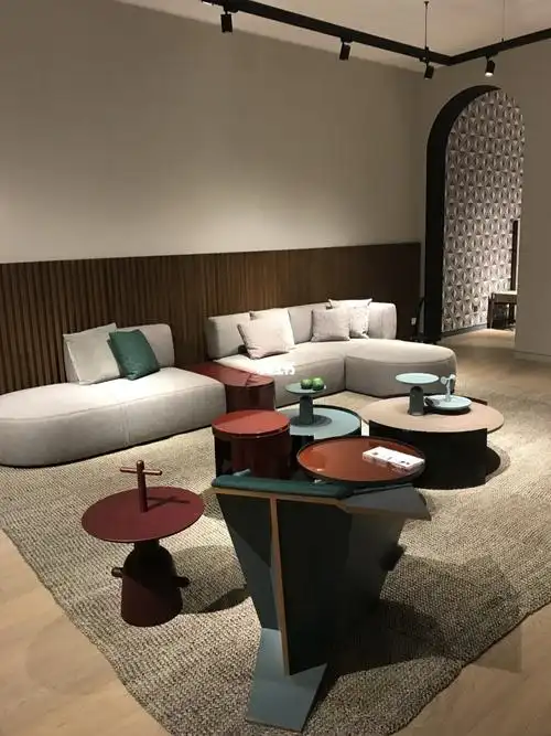 家具的文章~恰好发现顾佳家里客厅的两把单椅,原来是意大利的cassina