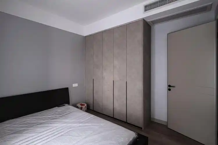 整体浅灰色配色,2米长的平开门衣柜,储物空间完全足够