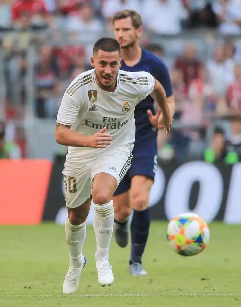 7月30日,皇家马德里队球员阿扎尔(左)在比赛中.