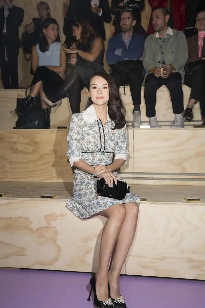 章子怡果然很有"国际范",穿浅蓝色连衣裙秀身材,真懂展现优势