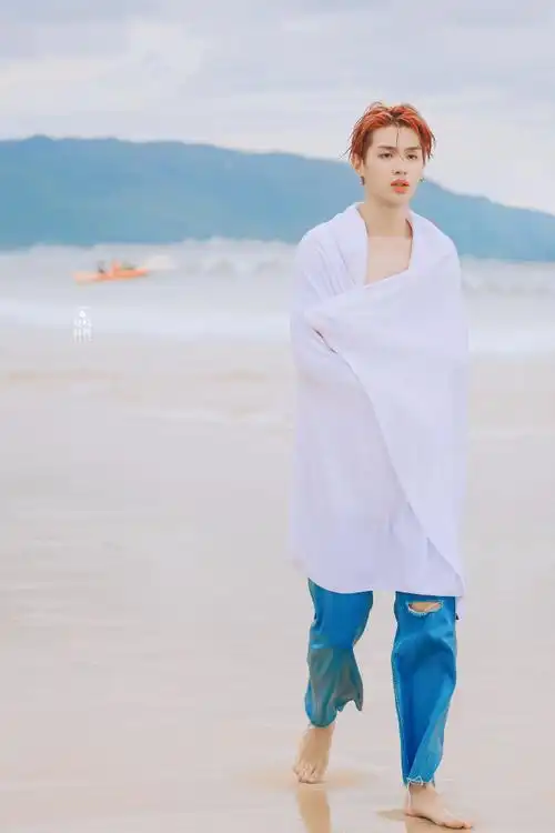 黄明昊海边浴巾写真##黄明昊湿发锁骨杀