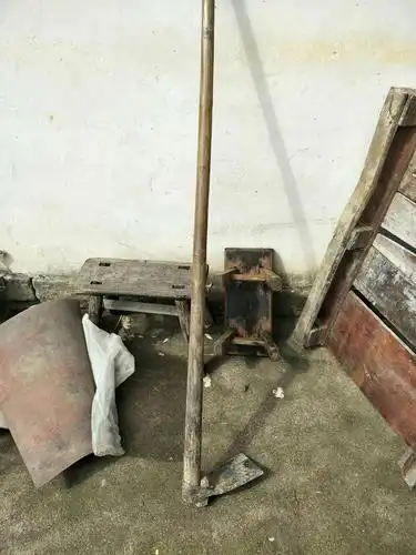 当到达爷爷家的时候,已经是中午了,那把在早晨跟着爷爷出门耕作的锄头