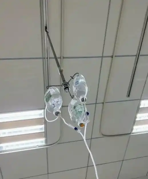 一个人输液的时候不敢睡觉 生怕吊瓶输完了 没人帮忙叫医生