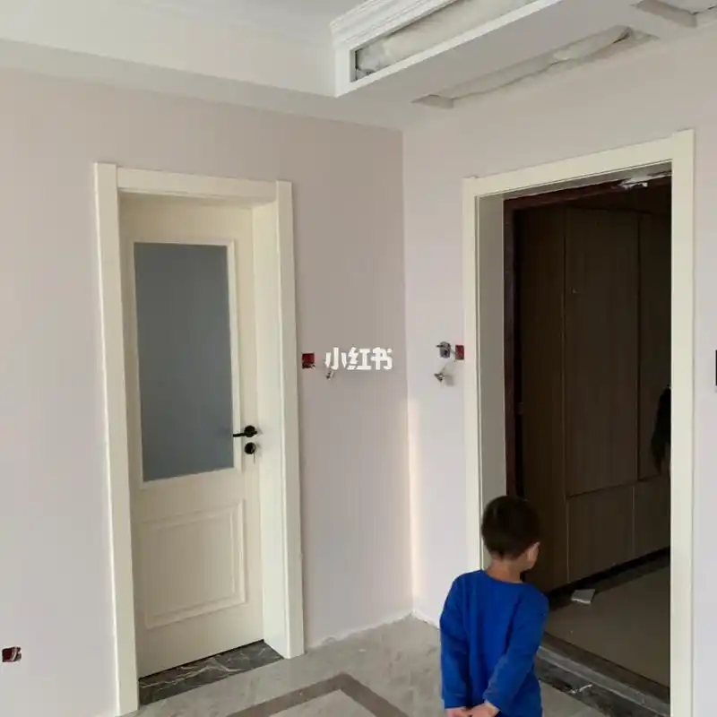 纯白衣橱配象牙白的门和踢脚线好看吗_象牙_衣橱_背景墙_橱柜_家居