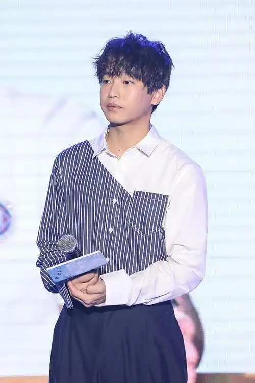 瘦下来的彭昱畅重回颜值巅峰,穿上条纹衬衫满满的少年感,真的绝