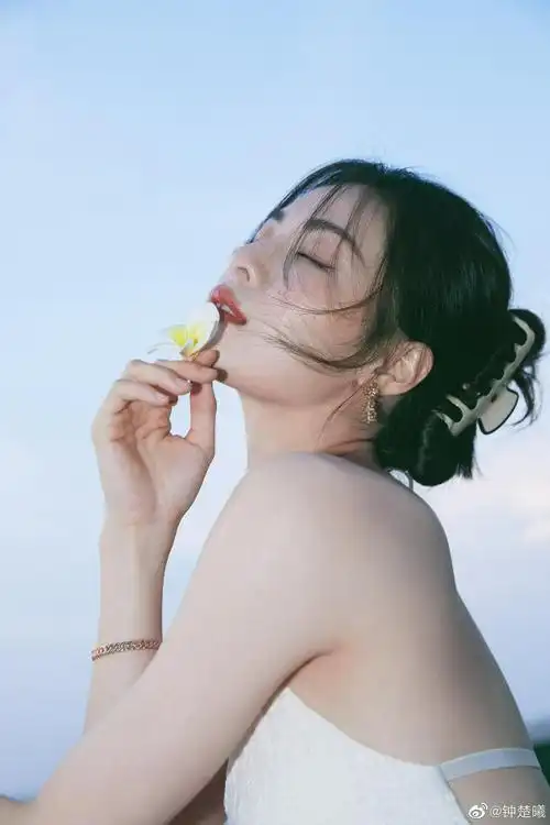 钟楚曦穿吊带抹胸露背长裙很美艳魔鬼身材太性感妩媚