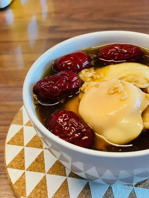 红糖酒酿红枣炖蛋做法姨妈期全身暖呼呼