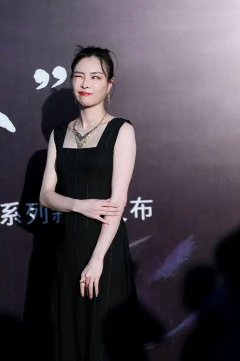 吴敏霞挺孕肚亮相活动  肤白貌美不失酷飒