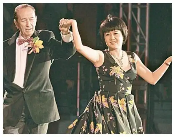 赌王和太太年轻时全家合影曝光,最宠爱的是四太,三太原来最漂亮