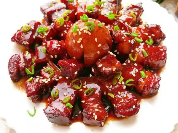 大火收汁,红烧肉摆盘,淋汁