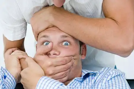 被捂住嘴的男人照片