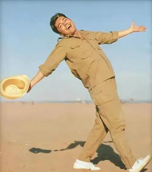 尊龙年轻时真绝,穿西服叠穿马甲英俊帅气,梳大背头显得骨相真美_腾讯