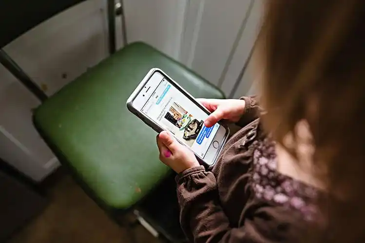 俯拍,女孩,看,智能手机,椅子