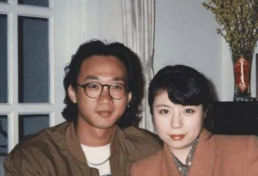 她是黄家驹的未婚妻,定情戒指戴30年未摘,如今53岁为爱终身未嫁