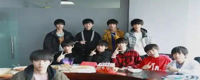 台风十子的成员有:丁程鑫,宋文嘉,马嘉祺,敖子逸,张真源,陈泗旭