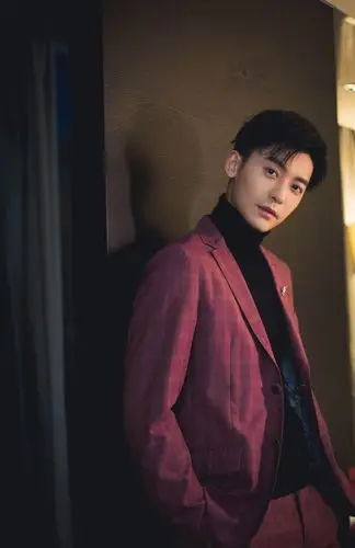 赵志伟出席华策电影之夜 酒红西装完美诠释轻奢气质