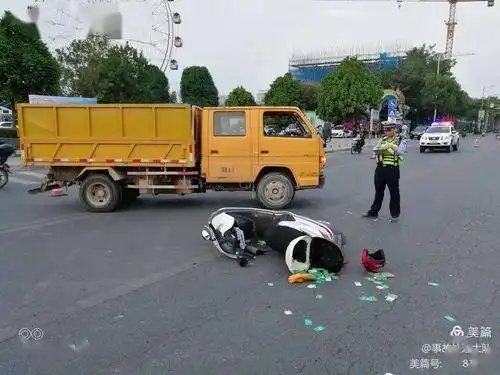 前天下午,梧州玫瑰湖附近发生车祸,两轮电动车被小货车撞翻.