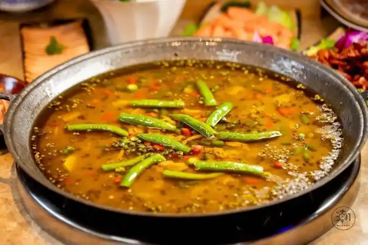 特色青花椒兔火锅2滋的一声,把所有的香气都瞬间散发再淋上一层火辣辣