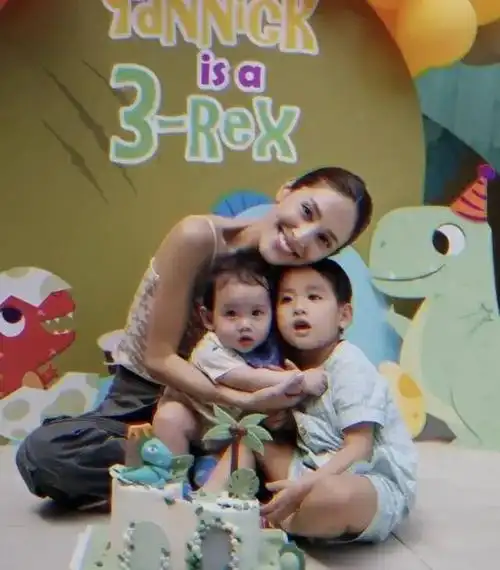 小家伙献吻弟弟,被曝是暖男|郑嘉颖|陈凯琳|小暖男|tvb视帝_网易订阅