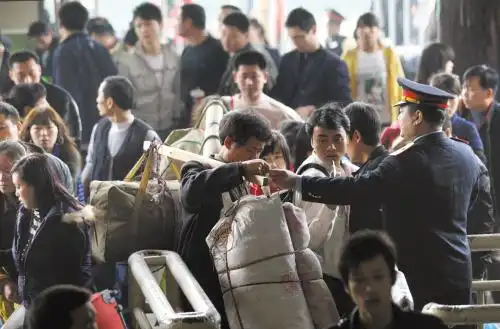 2010年春运期间,东莞东火车站,旅客们正在排队进站 本报资料图 记者