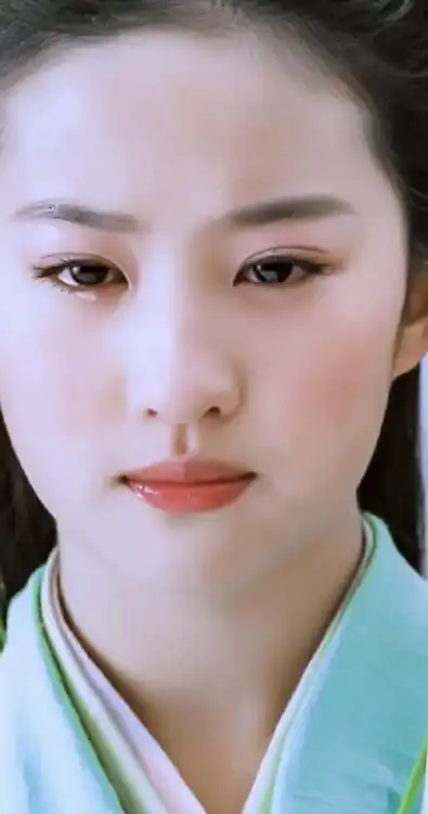 刘亦菲属于开扇形的双眼皮.