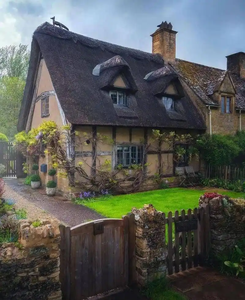 童话般的英国乡村还有谁会爱上这些迷人的英国乡村小屋呢?