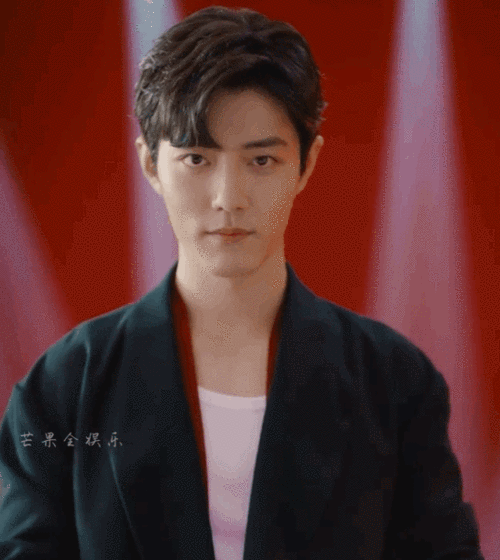 肖战最新品牌大片动图cut战哥化身神奇魔术师～微笑,挑眉,直勾勾盯着